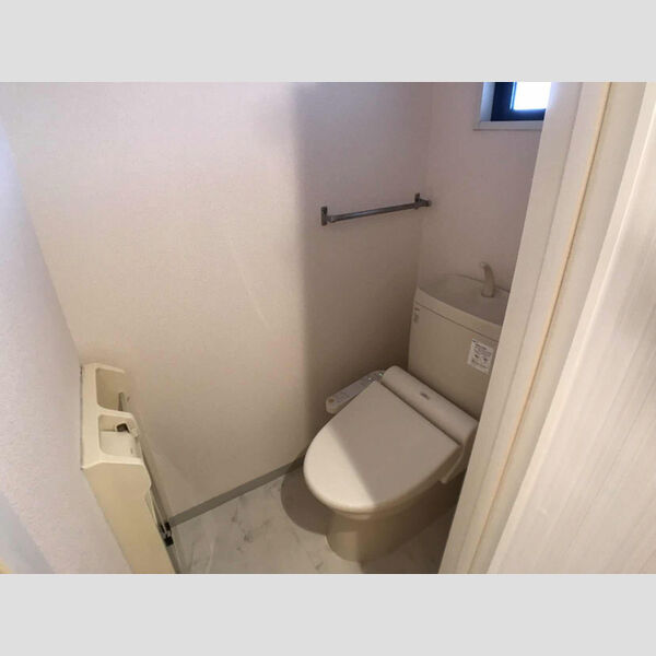 トイレ (トイレ)