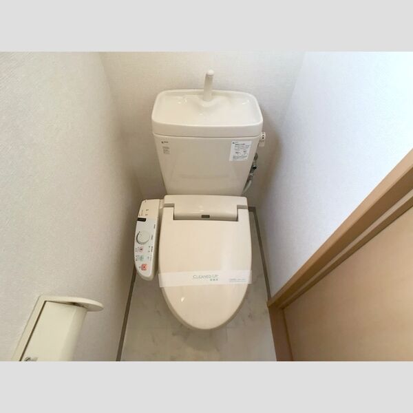 トイレ (トイレ)