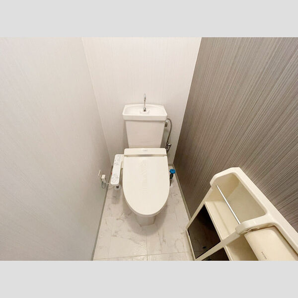トイレ (トイレ)