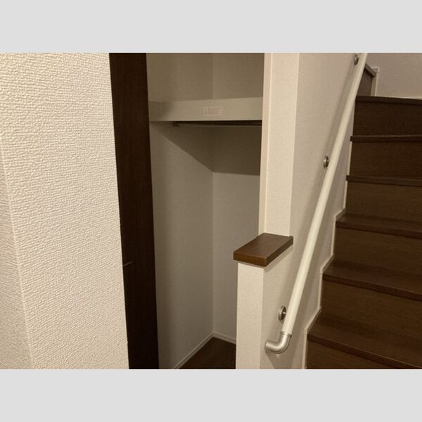 収納 (階段下収納)