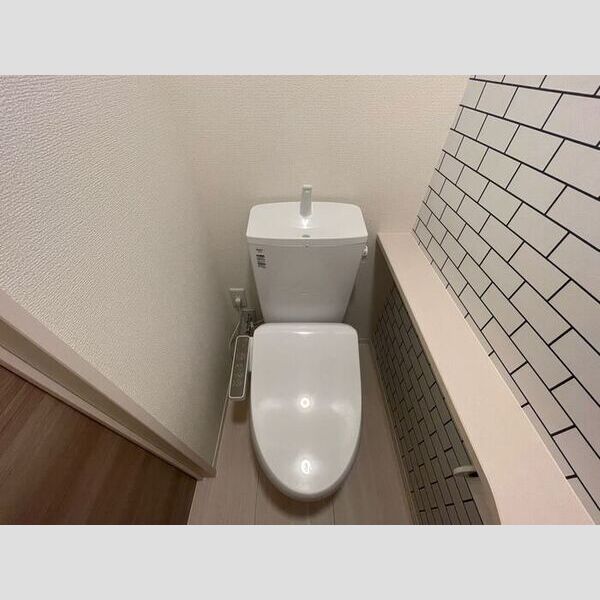 トイレ (トイレ)