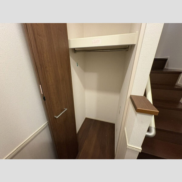 収納 (階段下クローゼット)