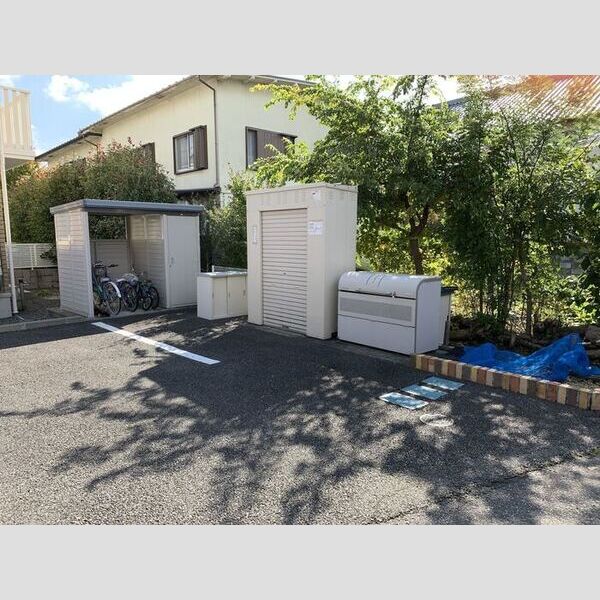 現地周辺 (ゴミ庫・駐輪場)