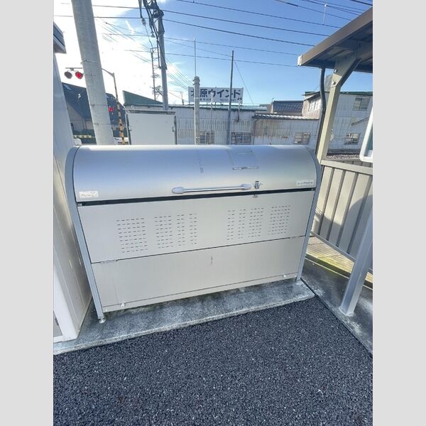 現地周辺 (敷地内ゴミ取集庫)