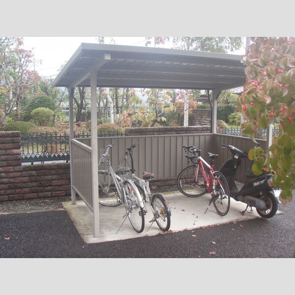 現地周辺 (駐輪場)