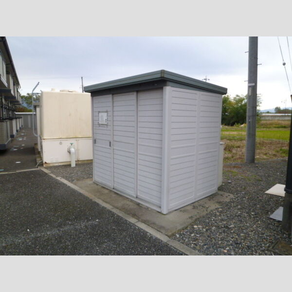 現地周辺 (敷地内　ごみ収集庫)