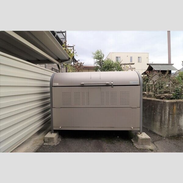 現地周辺 (ごみ収集庫)