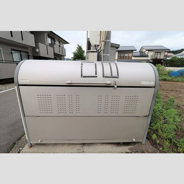 現地周辺 (ゴミ収集庫)