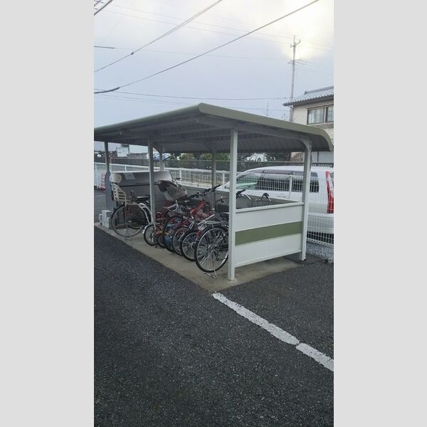 現地周辺 (駐輪場)