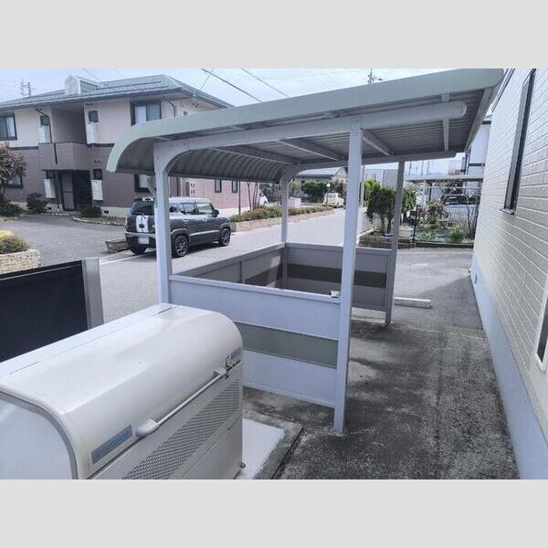 現地周辺 (駐輪場、ゴミ庫)