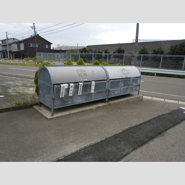 現地周辺 (ゴミ置場)