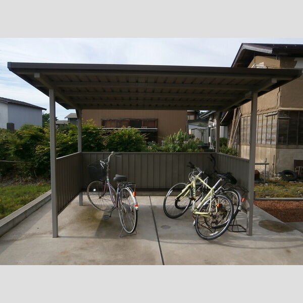 現地周辺 (駐輪場)