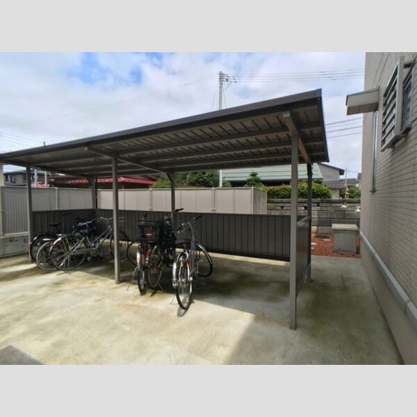 現地周辺 (駐輪場)