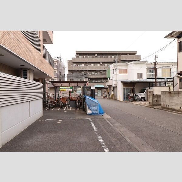 現地周辺 (敷地内ゴミBOXと駐輪場)