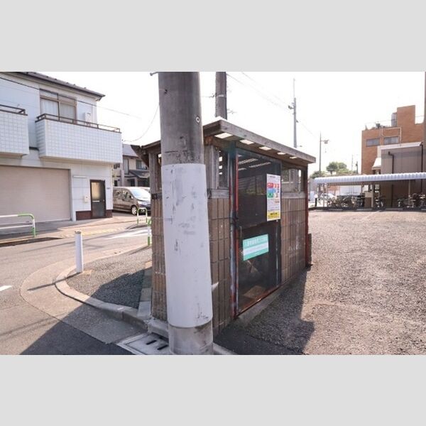 現地周辺 (敷地内ゴミ置場)