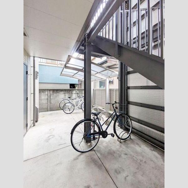 現地周辺 (駐輪場)