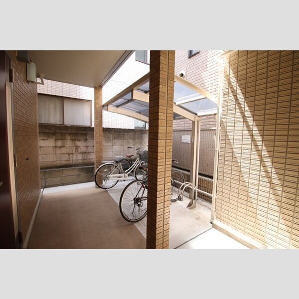 現地周辺 (屋根付き自転車駐輪場)