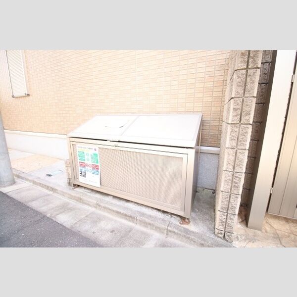 現地周辺 (敷地内ゴミBOX)