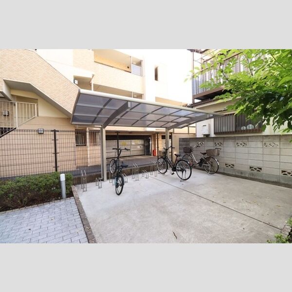現地周辺 (屋根付き自転車駐輪場)