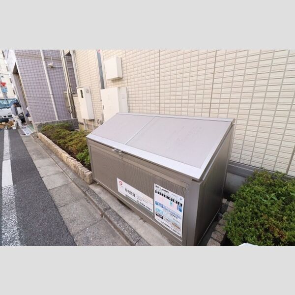 現地周辺 (敷地内ゴミBOX)