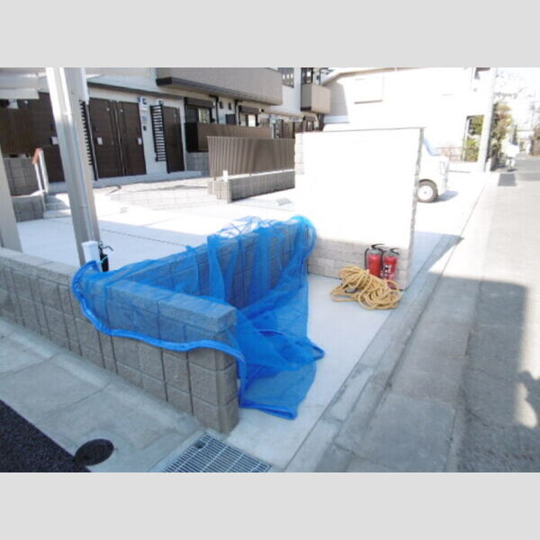 現地周辺 (敷地内ゴミ置場)