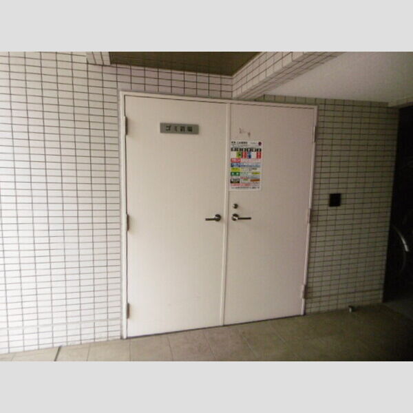 現地周辺 (建物内ゴミ庫)