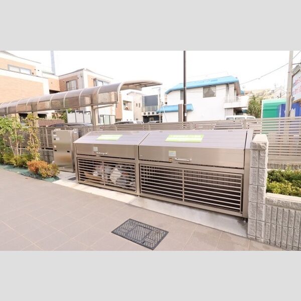 現地周辺 (敷地内ゴミBOX)