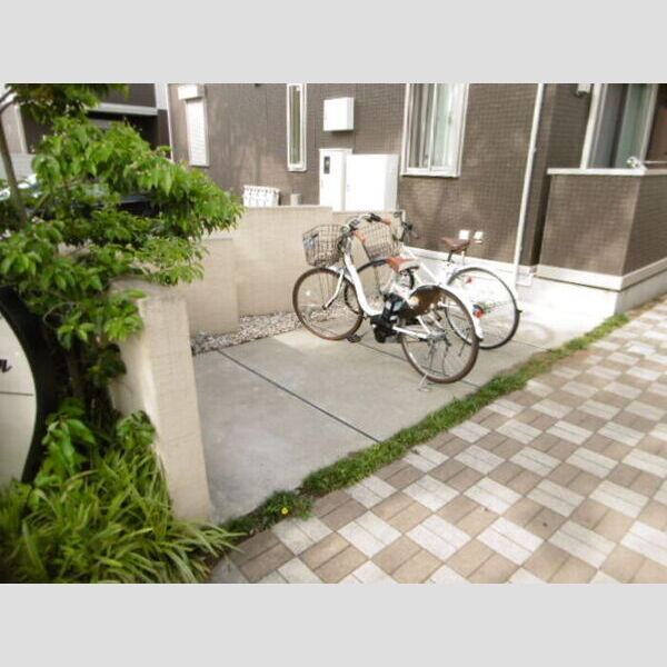 現地周辺 (自転車駐輪場)
