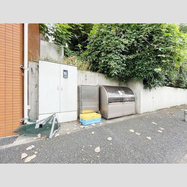 現地周辺 (ゴミ置場)