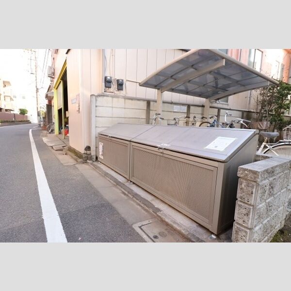 現地周辺 (敷地内ゴミBOX)