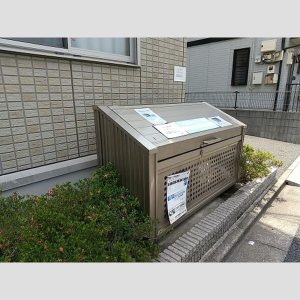 現地周辺 (敷地内ゴミBOX)