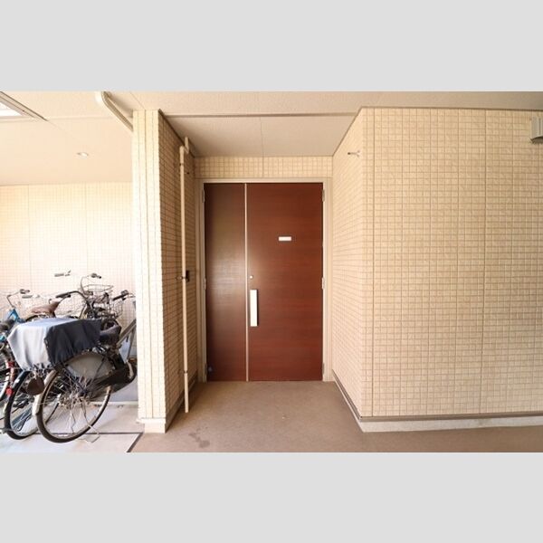 現地周辺 (建物内ゴミ庫)