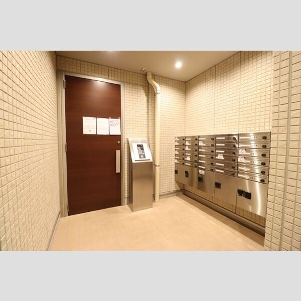 エントランス (オートロックエントランスと宅配・郵便BOX)