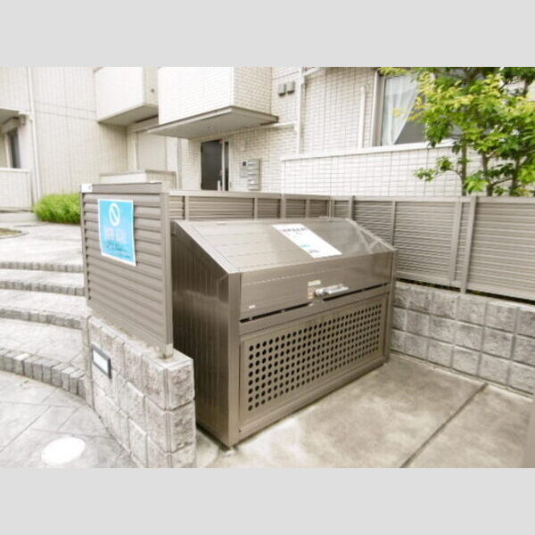 現地周辺 (敷地内ゴミBOX)