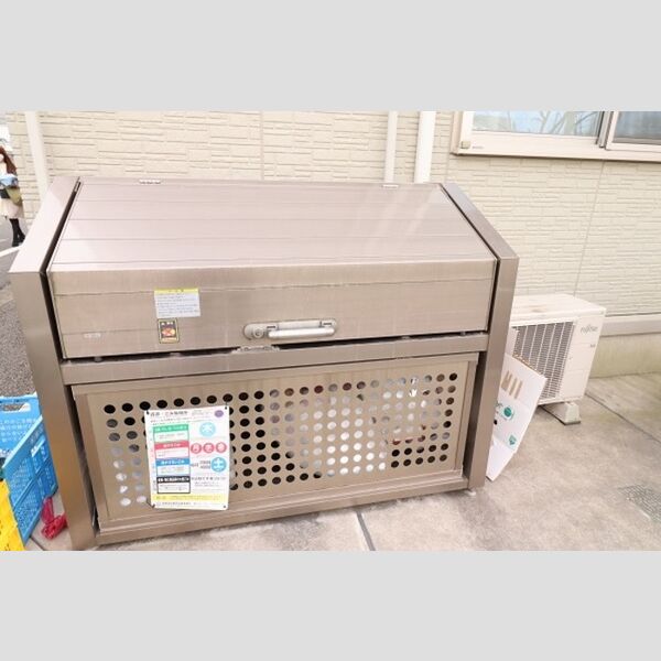 現地周辺 (敷地内ゴミBOX)