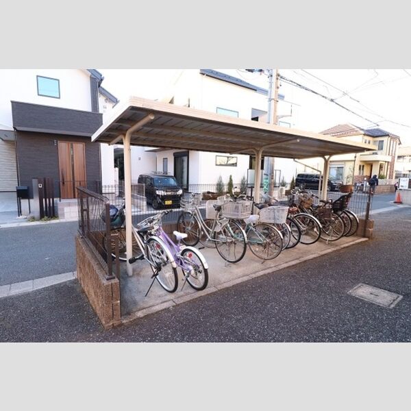 現地周辺 (屋根付き自転車駐輪場)