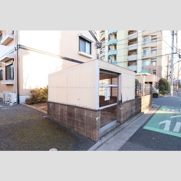 現地周辺 (敷地内ゴミ庫)
