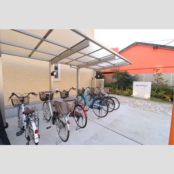 現地周辺 (屋根付き自転車駐輪場)