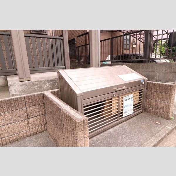 現地周辺 (敷地内ゴミBOX)