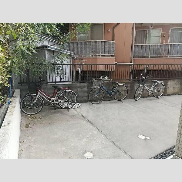 現地周辺 (敷地内ごみ置き場)