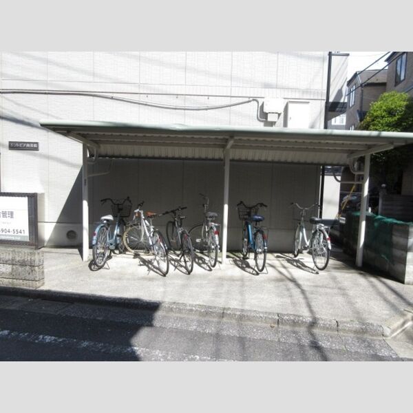 現地周辺 (自転車置き場)