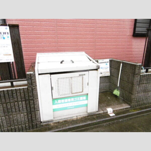 現地周辺 (敷地内ゴミBOX)