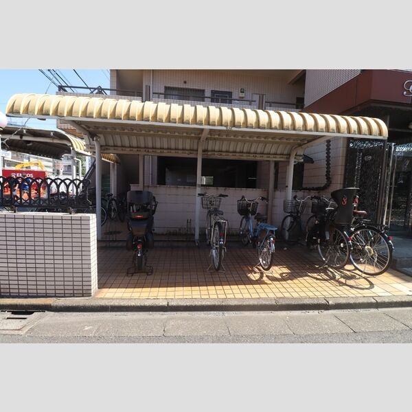 現地周辺 (駐輪場)