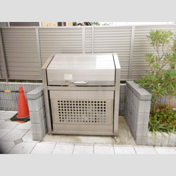 現地周辺 (敷地内ゴミBOX)