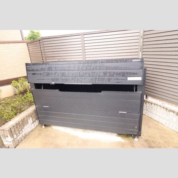 現地周辺 (敷地内ゴミBOX)