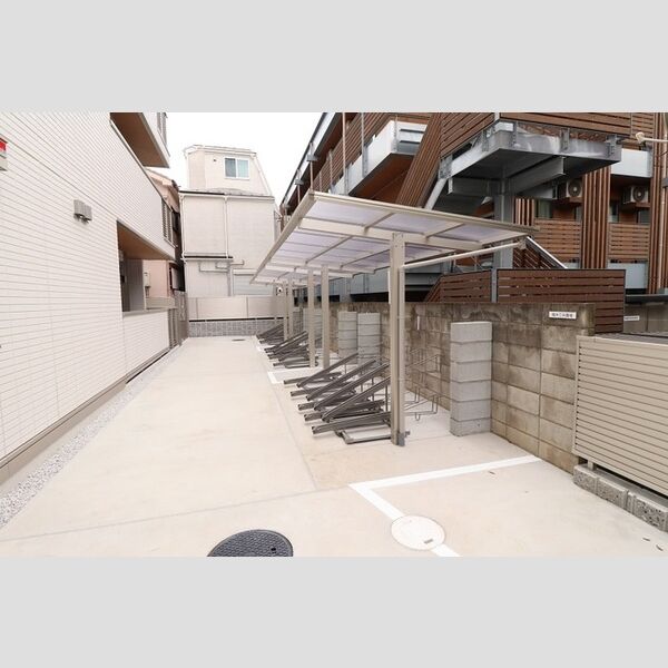 現地周辺 (屋根付自転車駐輪場)