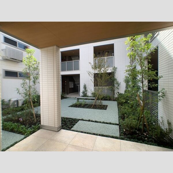 現地周辺 (中庭)