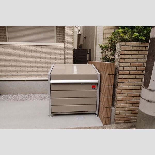 現地周辺 (敷地内ゴミBOX)