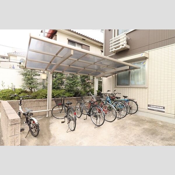 現地周辺 (屋根付き自転車駐輪場)