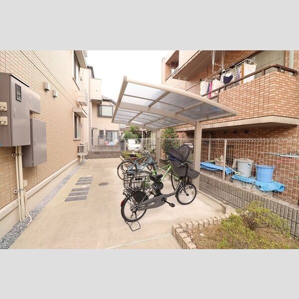 現地周辺 (屋根付自転車駐輪場)